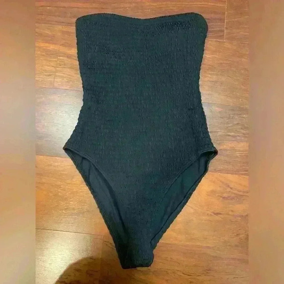 Boden Smocked One Piece Strapless Bandeau
Swimsuit Size 2 - Picture 6 of 10